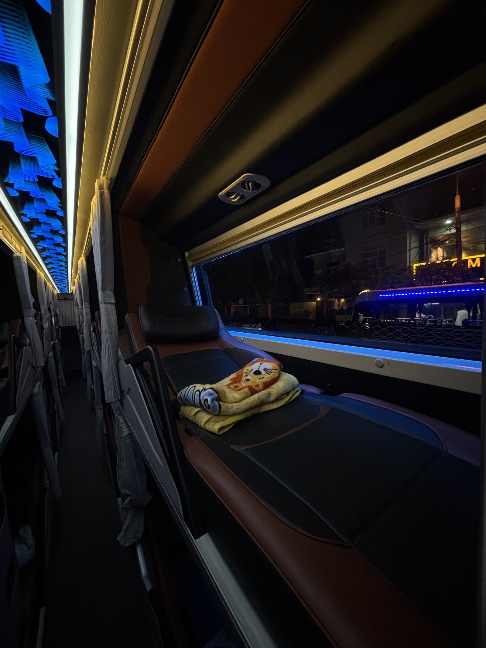 Спальное место в слипбасе Best Bus — кровать king-size со шторкой