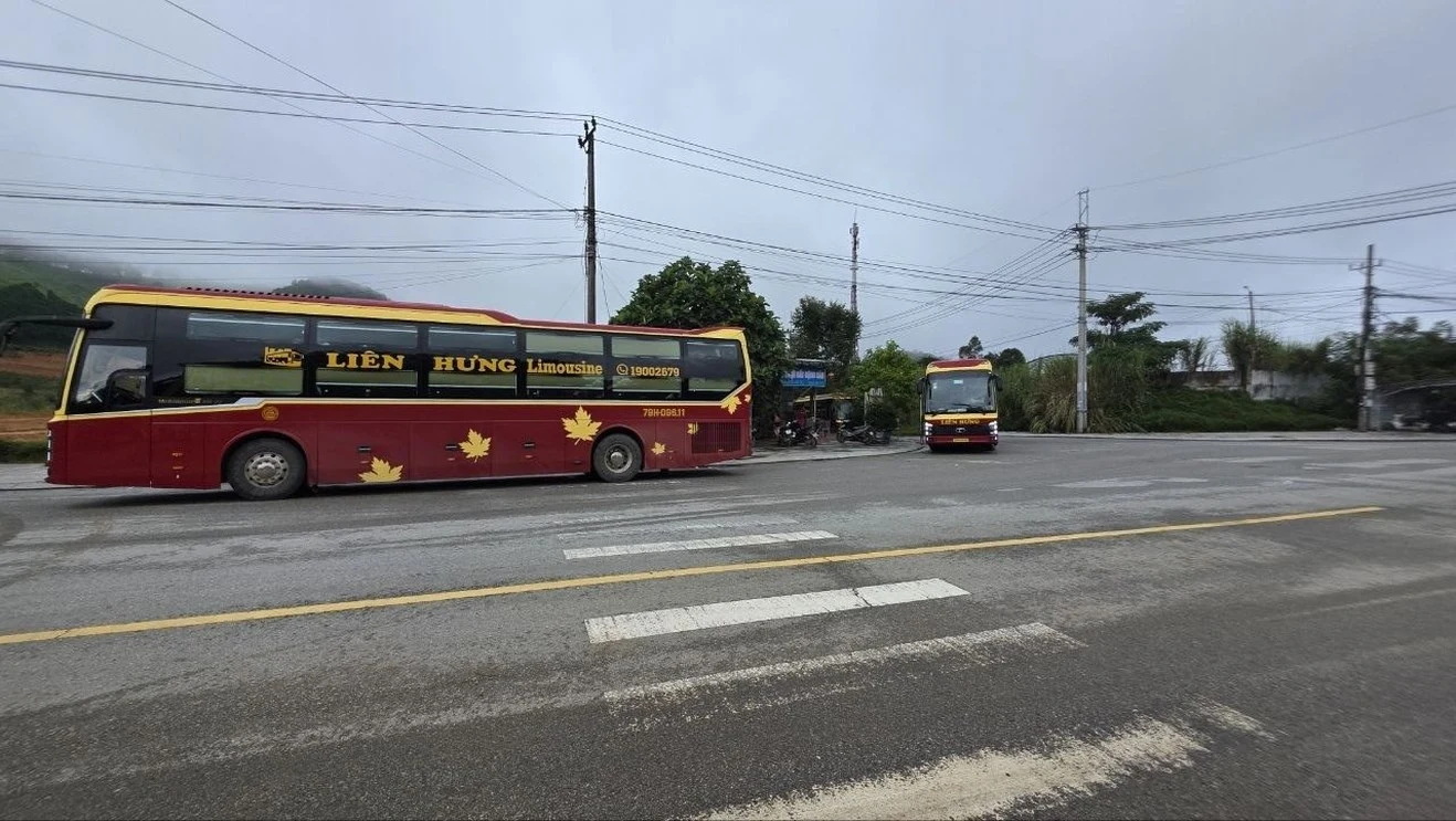 Lien Hung buses at an intersection near the Vietnam border