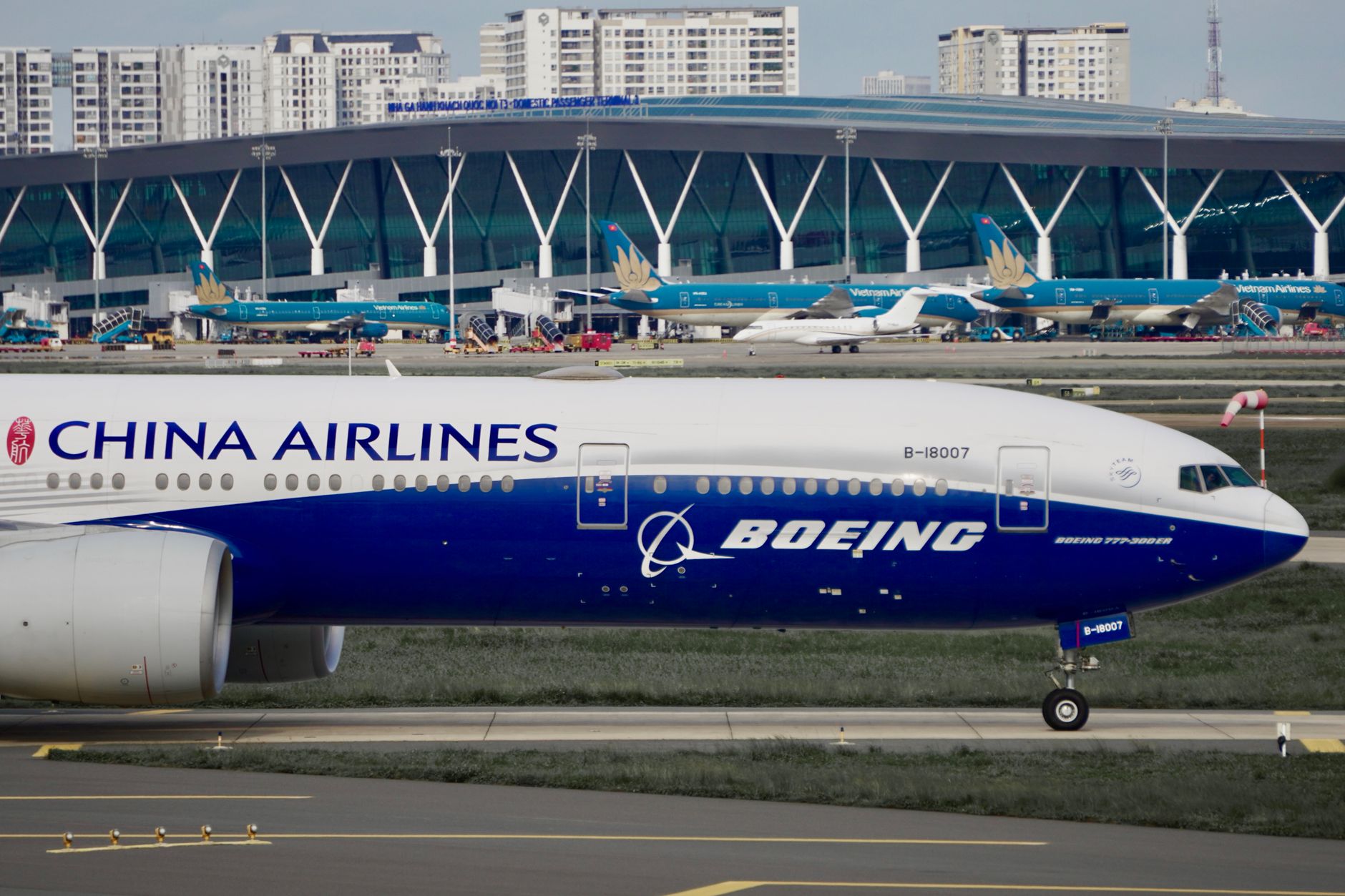 Vietnam Airlines aircraft at Da Nang International Airport preparing for departure