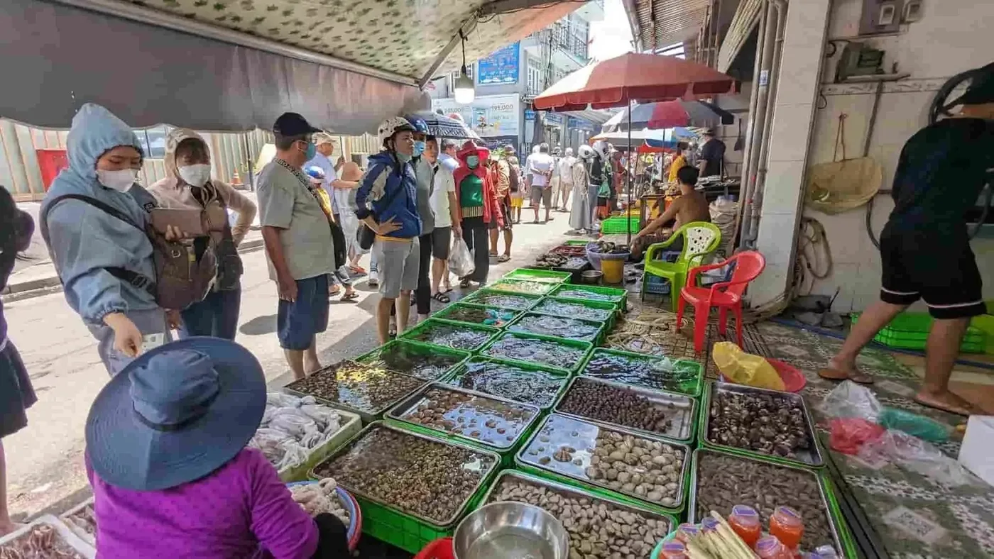 Seafood stalls at a wet market in Da Nang with shoppers browsing