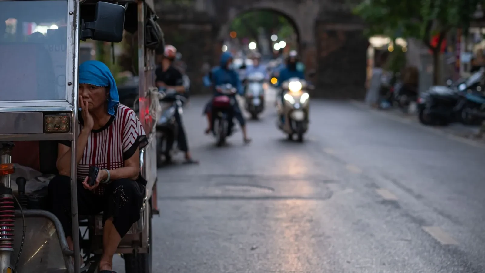 Russian Phone Number in Vietnam: Roaming, Bank SMS