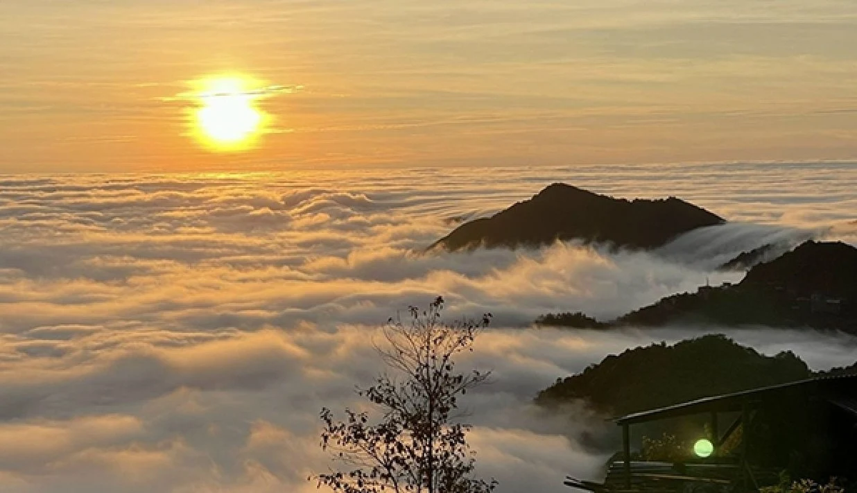 Sunrise over a sea of clouds in the northern Vietnam mountains