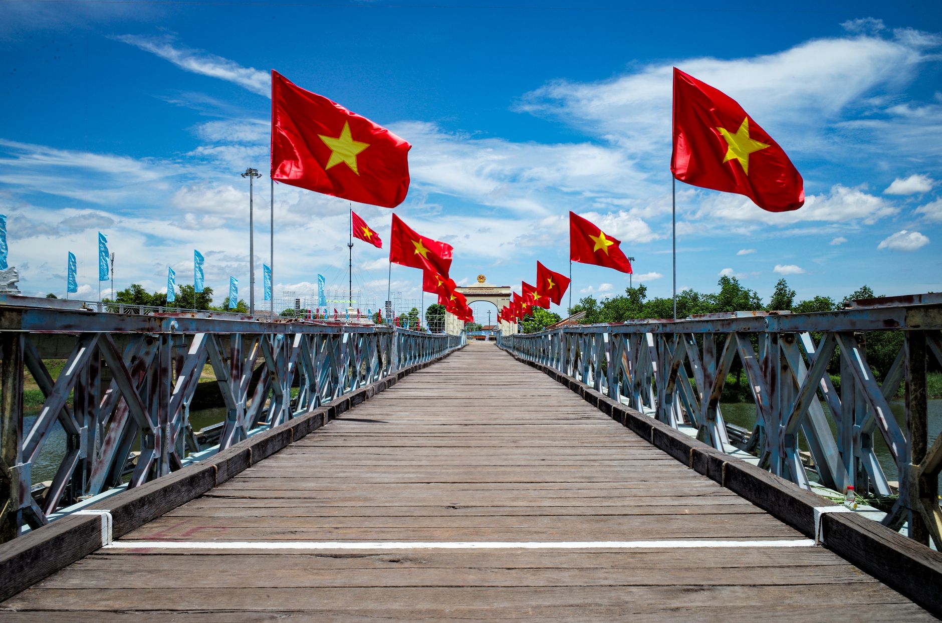 Vietnam border crossing for visa run — Lao Bao 2027