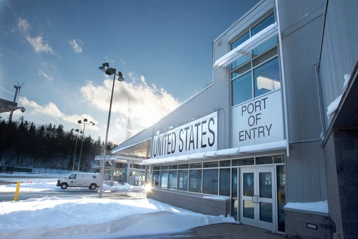 Land border immigration checkpoint building