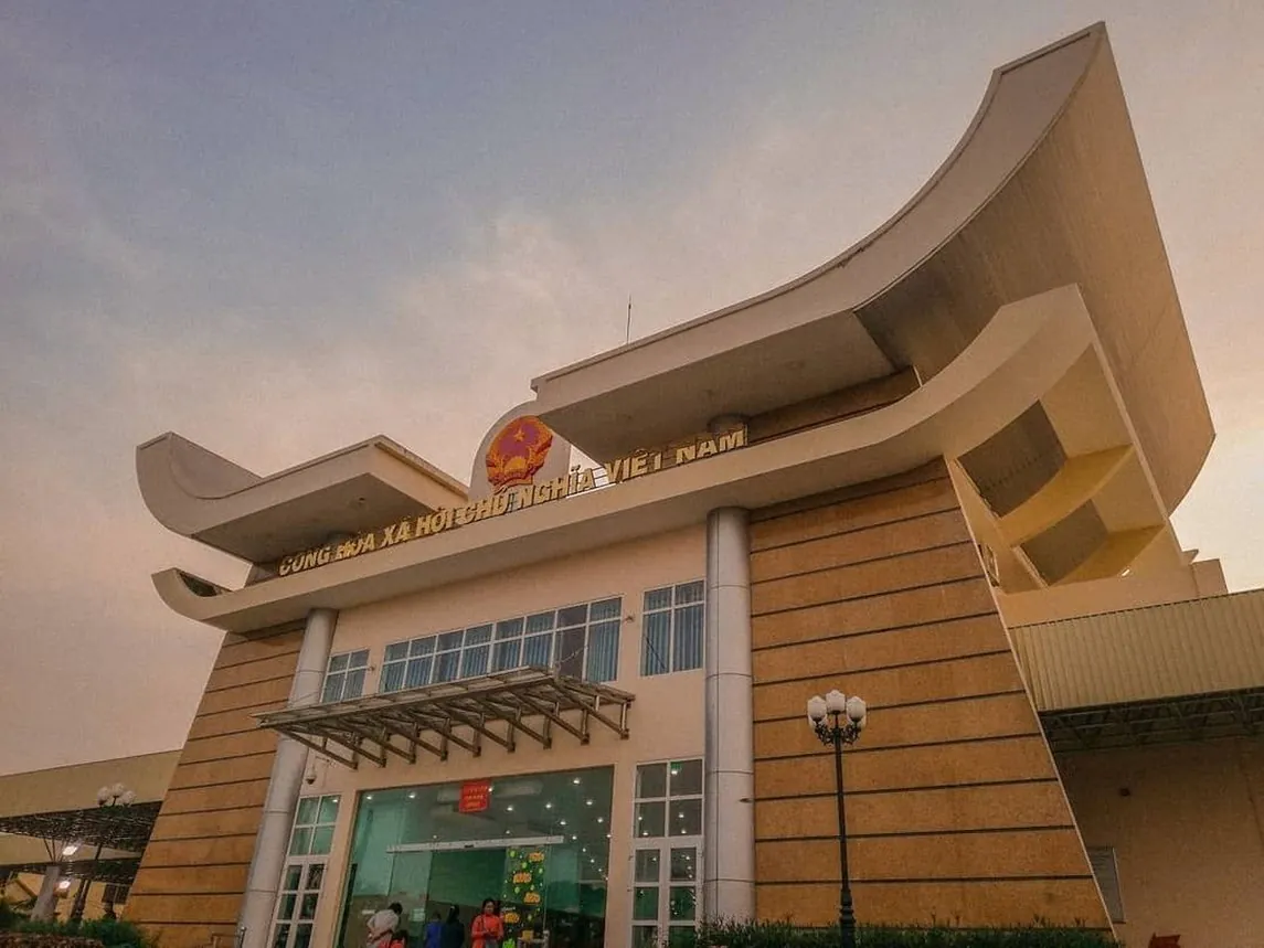 Vietnam land border checkpoint building